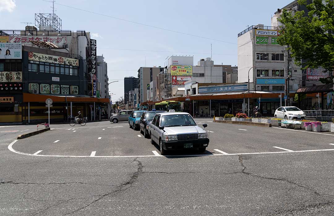 正面の商店街（駅前通り）へ